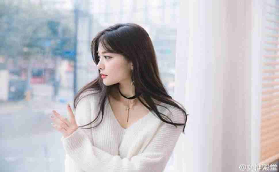 梁朝伟太平山独跑被偶遇，遭偷拍面不改色，肚腩微凸疑啤酒肚