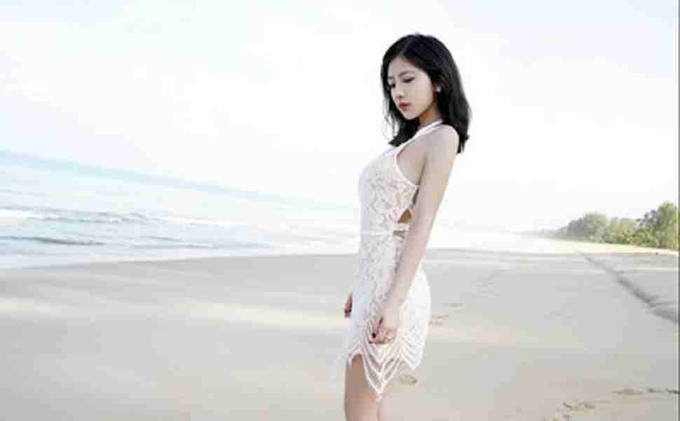 长腿女员工坐副驾，男友问“舒不舒服”！正宫挤后坐气炸了